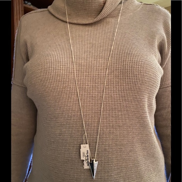 VIEON Sword Shape Necklace - Picture 4 of 4